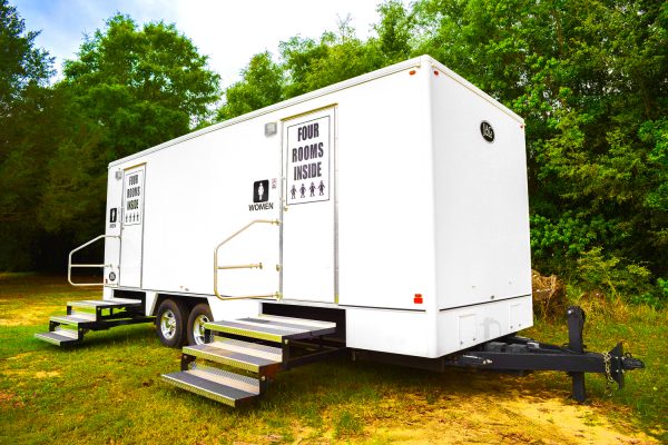 Jag Residence Restroom Trailer 4+4 exterior 1