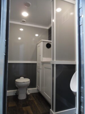 Art 2-Room Trailer stall